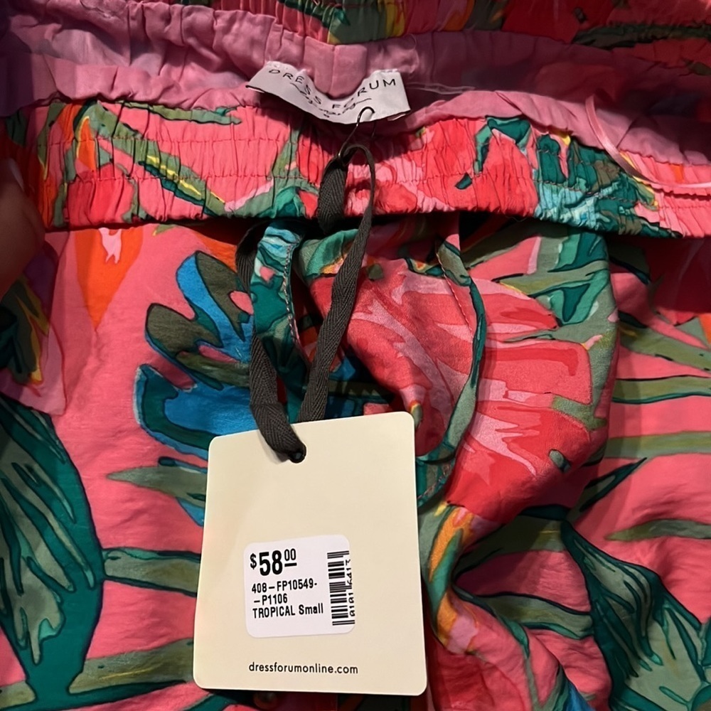 Nwt floral shorts size small - Picture 2 of 3